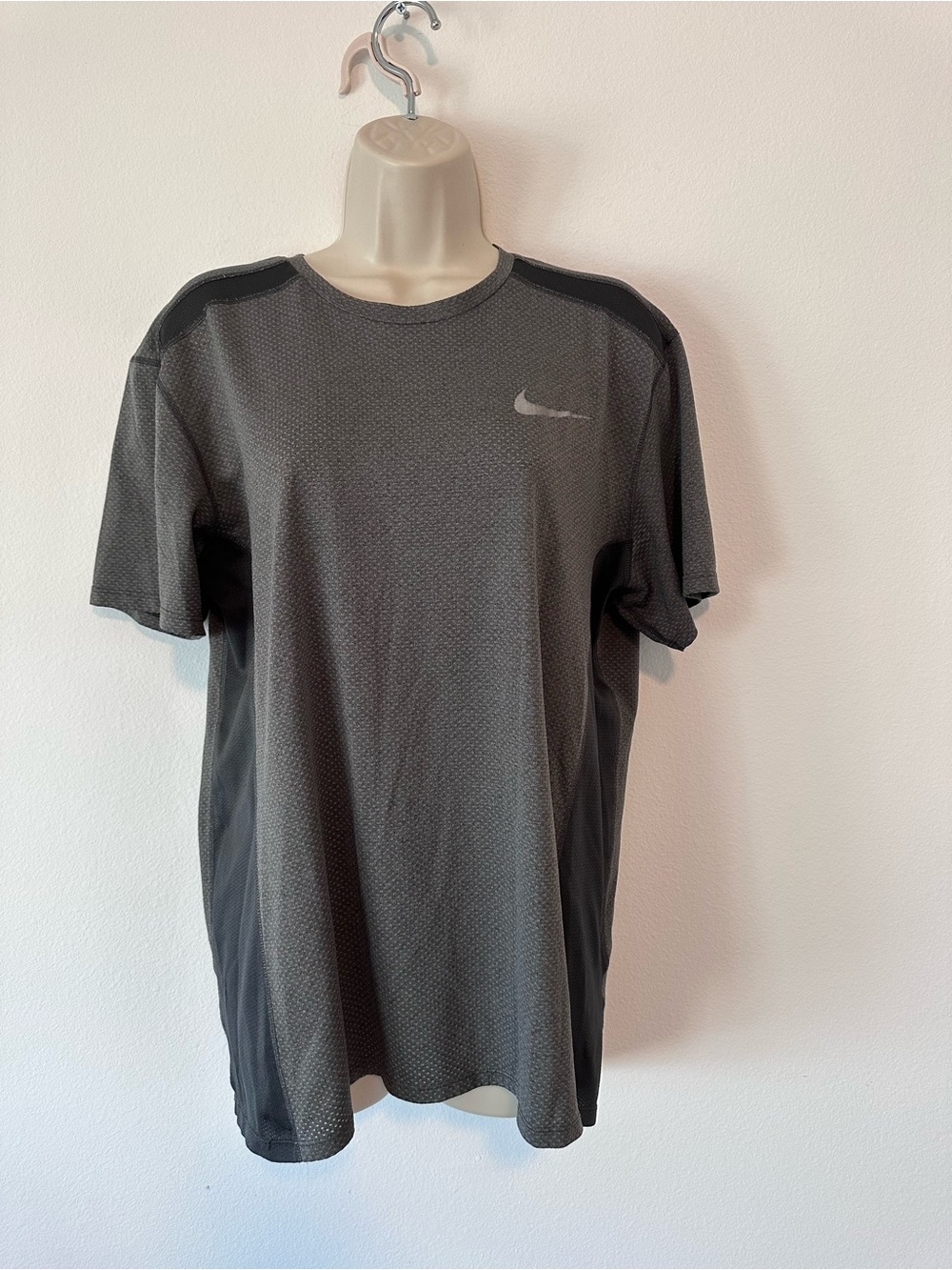 Nike Men's Dark Gray Athletic Short Sleeve Tee
